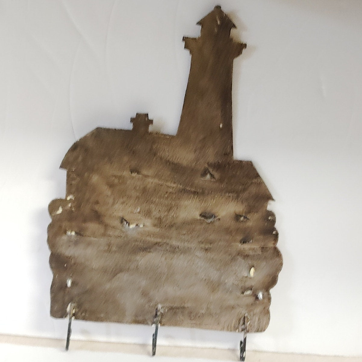 VTG Hammered Metal Lighthouse Wall Key Rack 3‑Hook Coastal Decor