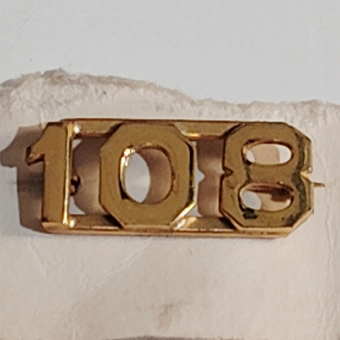 Early/Mid 1900s Brass C-Clasp "108" Collar Device 3/8"H Hat / Lapel Pin