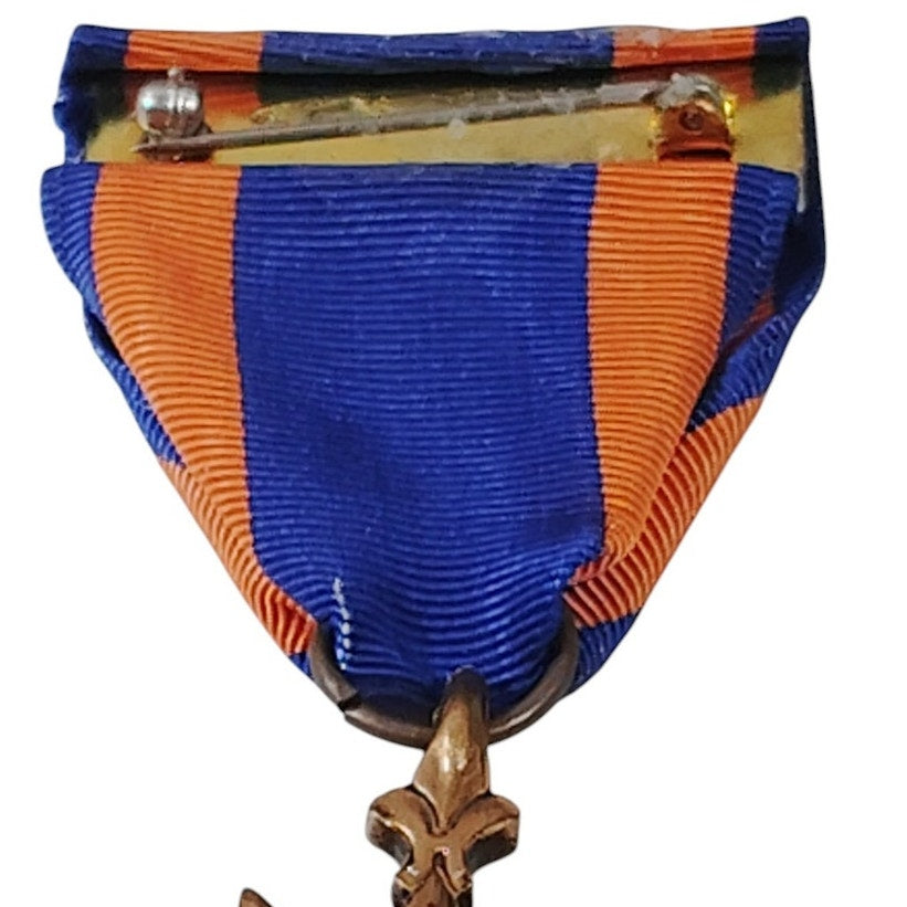 Air Medal (For Meritorious Achievement) Pinback, 1-5/8"D x 3-3/4"H Overall