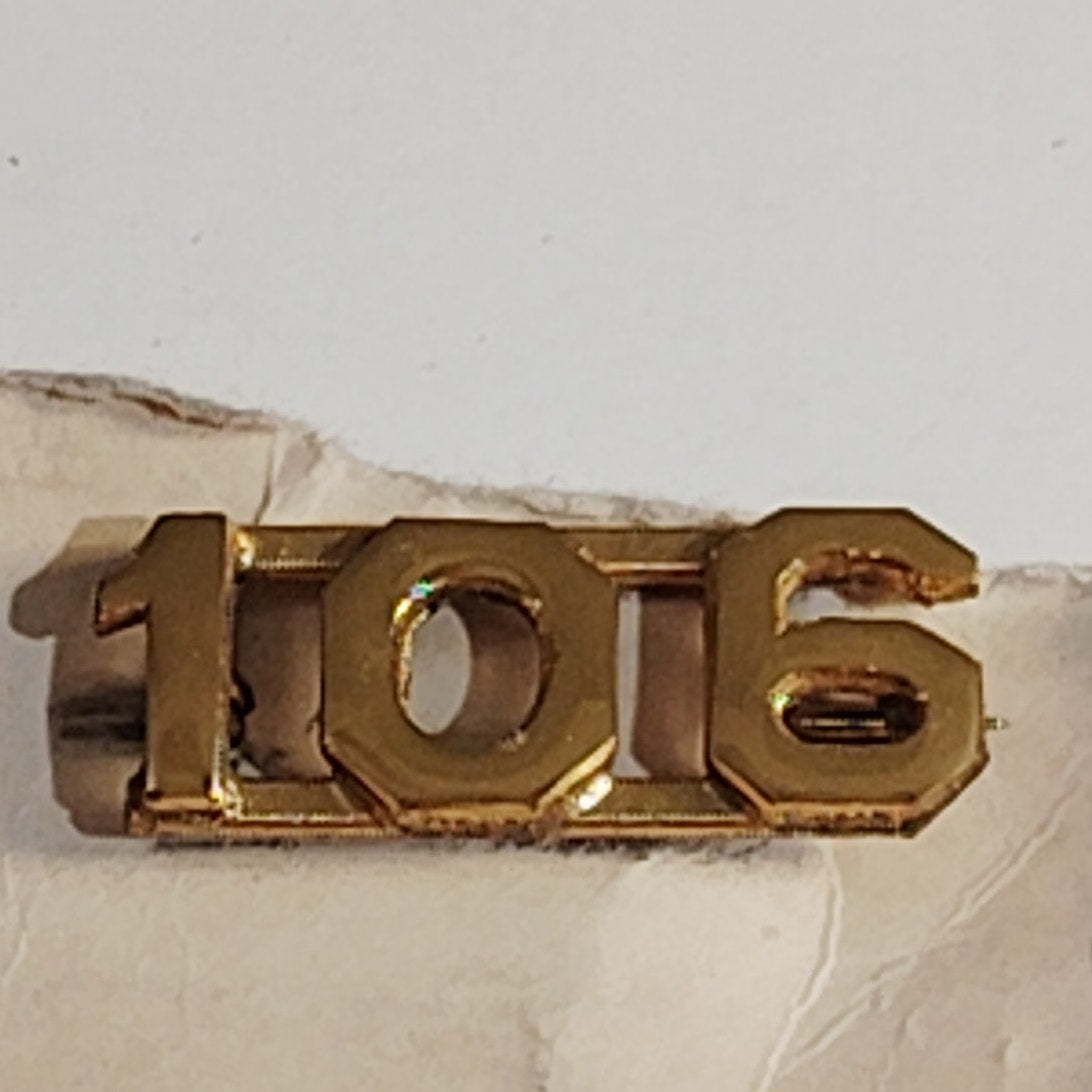 Early/Mid 1900s Brass C-Clasp "106" Collar Device 3/8"H Hat / Lapel Pin