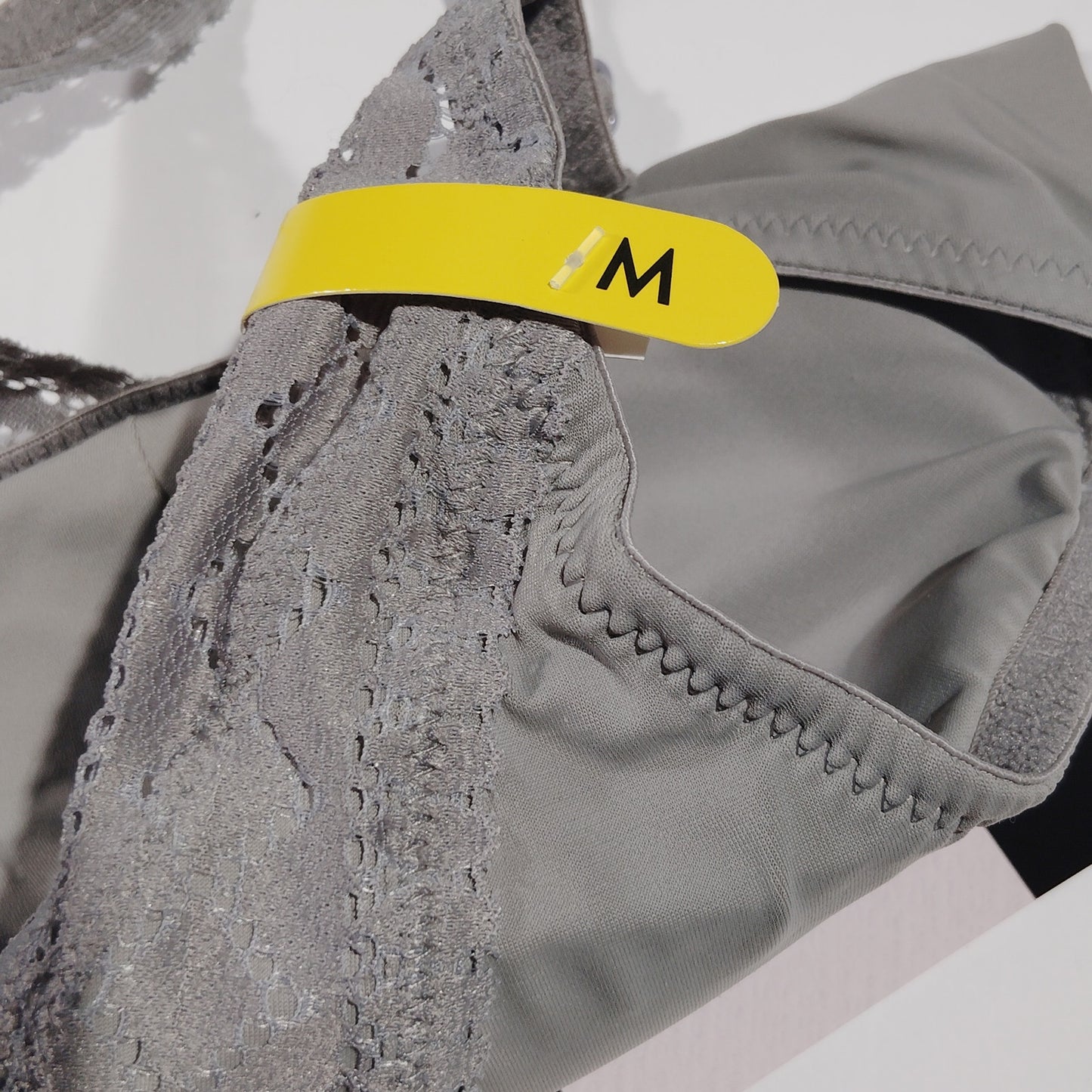 Bali Comfort Revolution Lace V-Neck Bralette – Morning Fog – Size M – Wireless