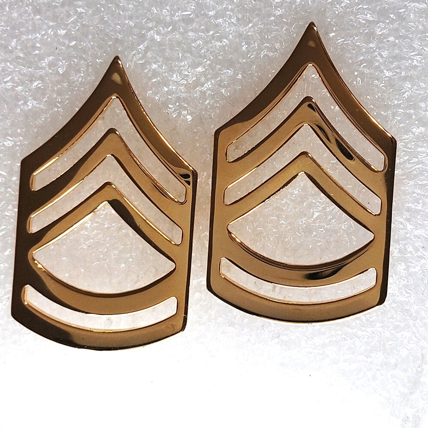 US Army SFC E‑7 Rank Novelty Hat Lapel Pin Set, Gold Tone 1‑3/8" × 13/16" 1 Pair