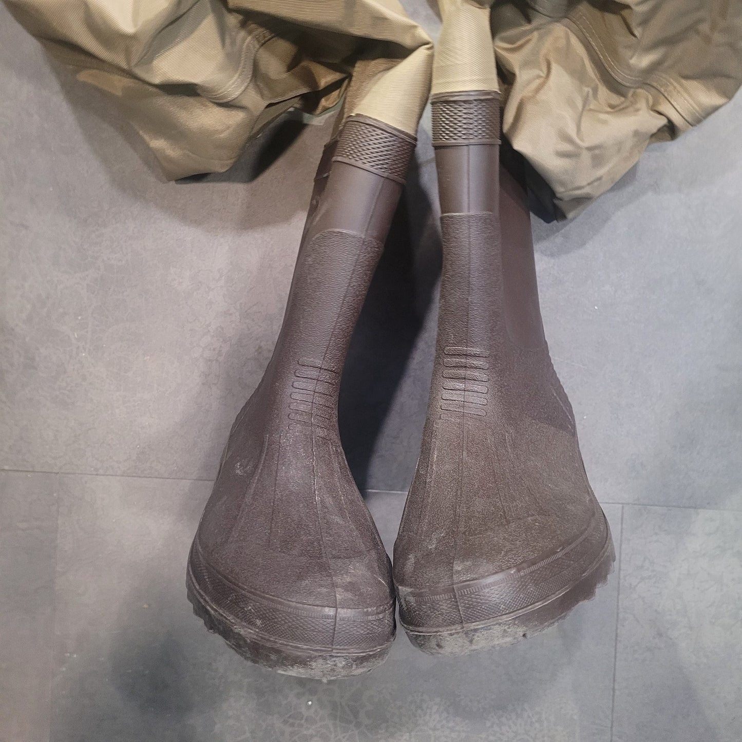 White River Three Forks Lug Sold Chest Waders – Size 9 – Fishing & Hunting Gear