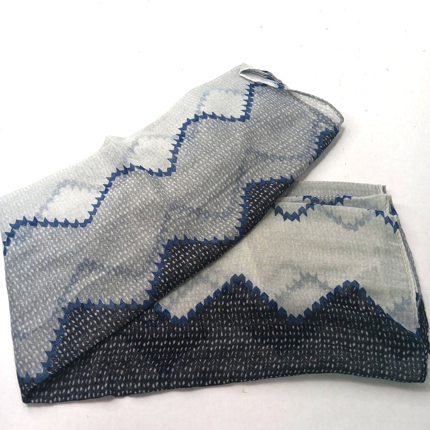 Lucky Leaf Infinity Scarf Lightweight 100% Viscose Blue Black White Zig‑Zag