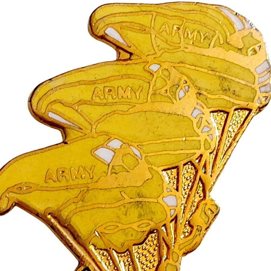 U.S. Army Golden Knights Parachute Team Novelty Hat Lapel Pin, 1‑3/4"H × 1"W