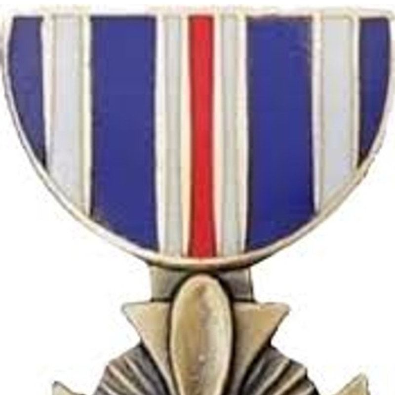 U.S Military Distinguished Flying Cross (DFC) Novelty Hat/Lapel Pin 1.13" × .75"
