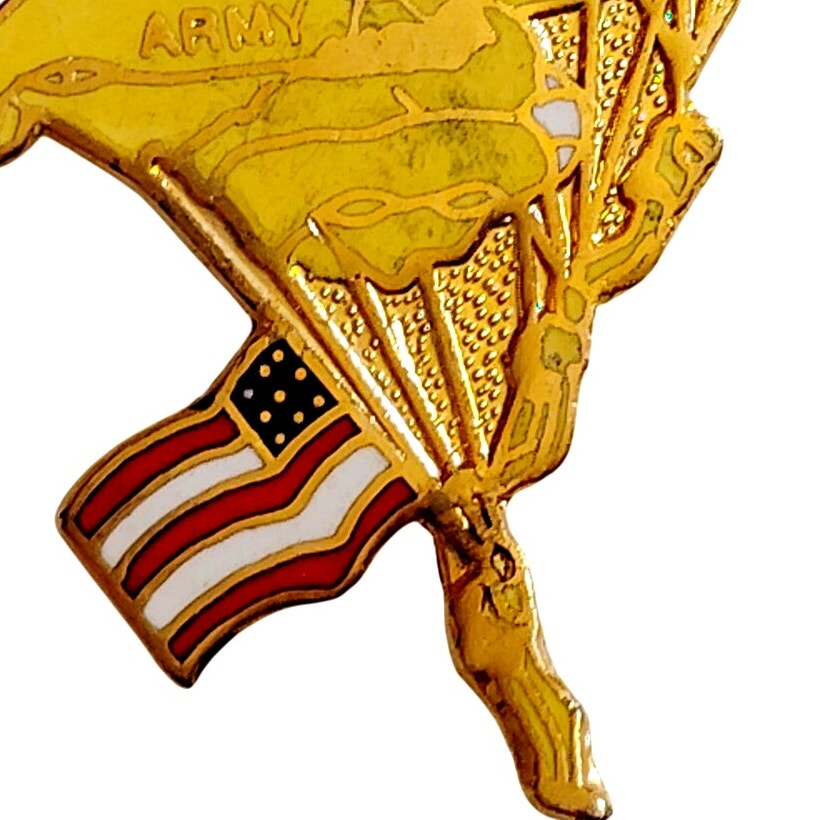 U.S. Army Golden Knights Parachute Team Novelty Hat Lapel Pin, 1‑3/4"H × 1"W