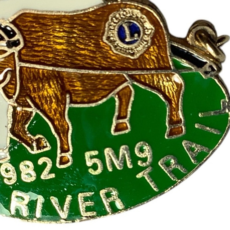 Vintage 1982 Lions Club International Red River Trail Oxen Pin, 5M9