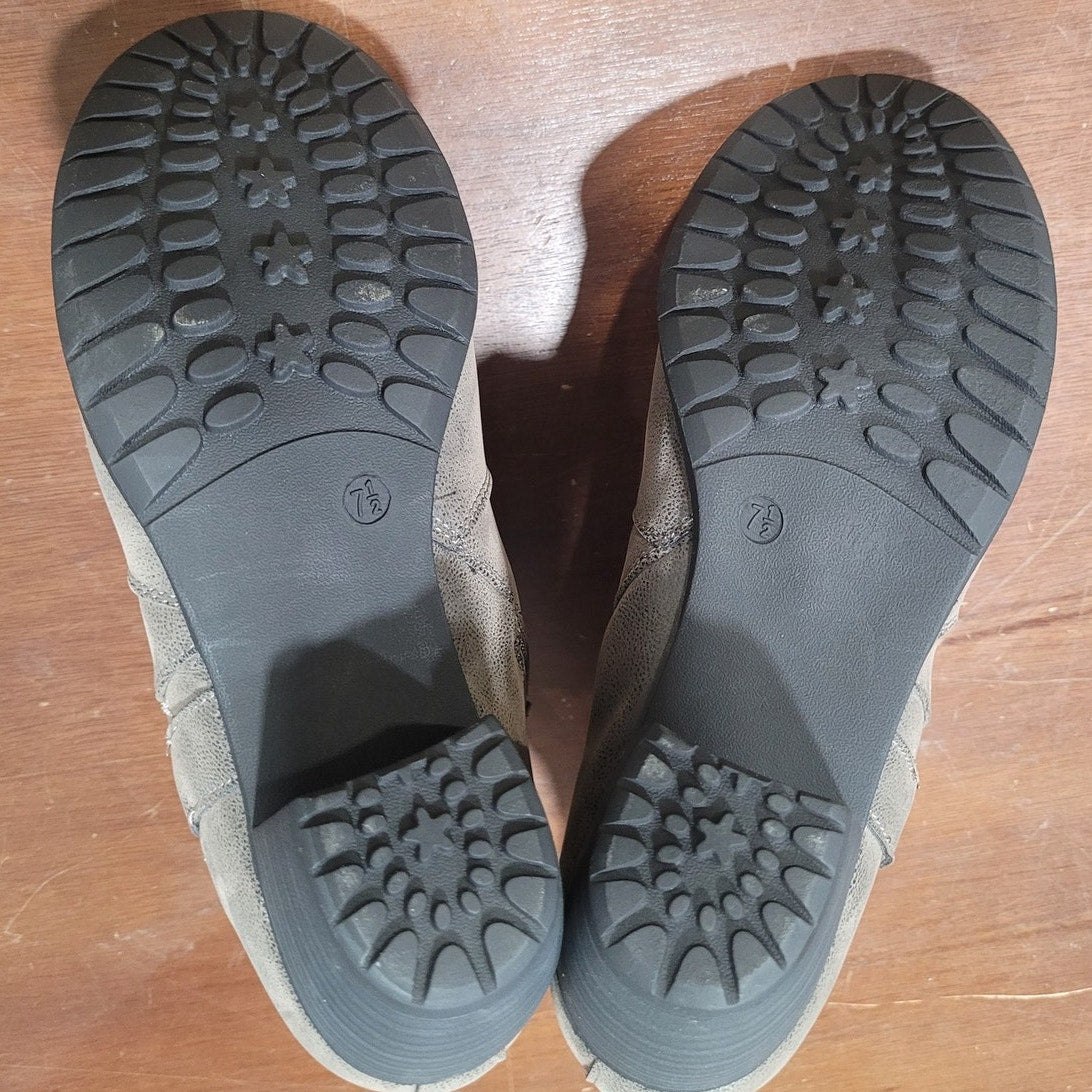 Easy Street Chicory Boot – Grey Matte, Women’s 7.5 Narrow, Block Heel Ankle Boot