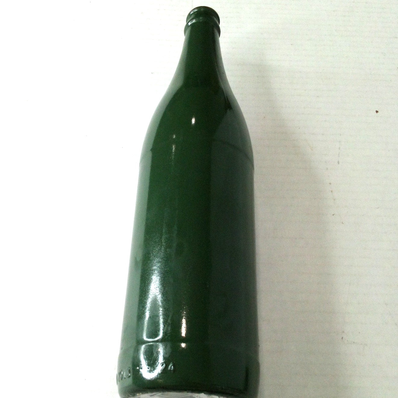 Smoky Mountain Glass Vase/Bottle – Wildlife Bear Design – 11‑3/4" × 4" – Green