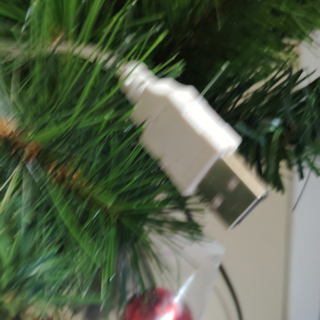 27" USB‑Powered Christmas Tree – Clear Lights – 25 Red Balls, 3" Star – 6" Stand