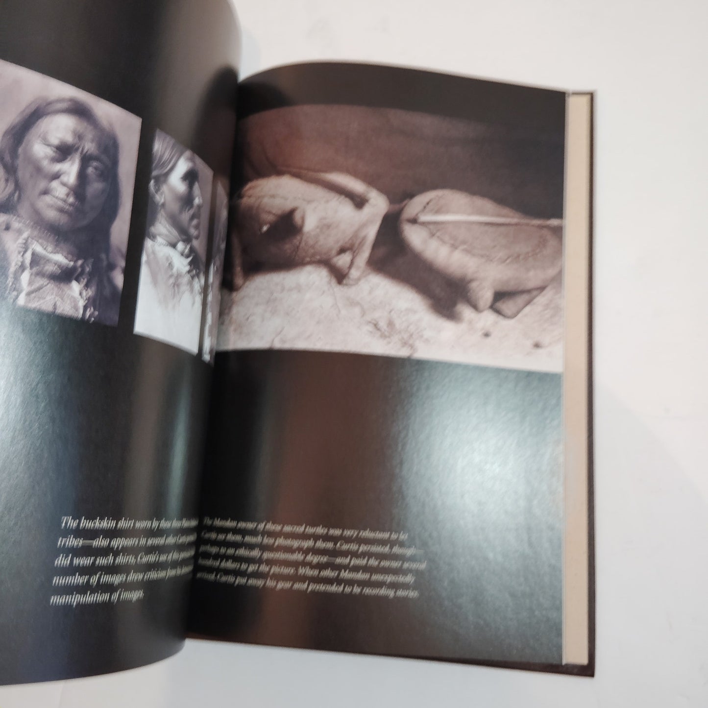 Edward S. Curtis: Coming to Light by Anne Makepeace - National Geo 2002 DLX HC