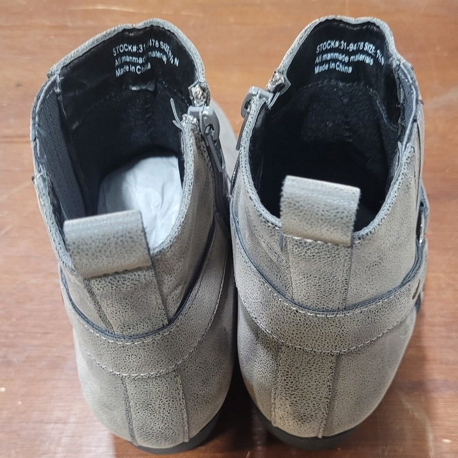 Easy Street Chicory Boot – Grey Matte, Women’s 7.5 Narrow, Block Heel Ankle Boot