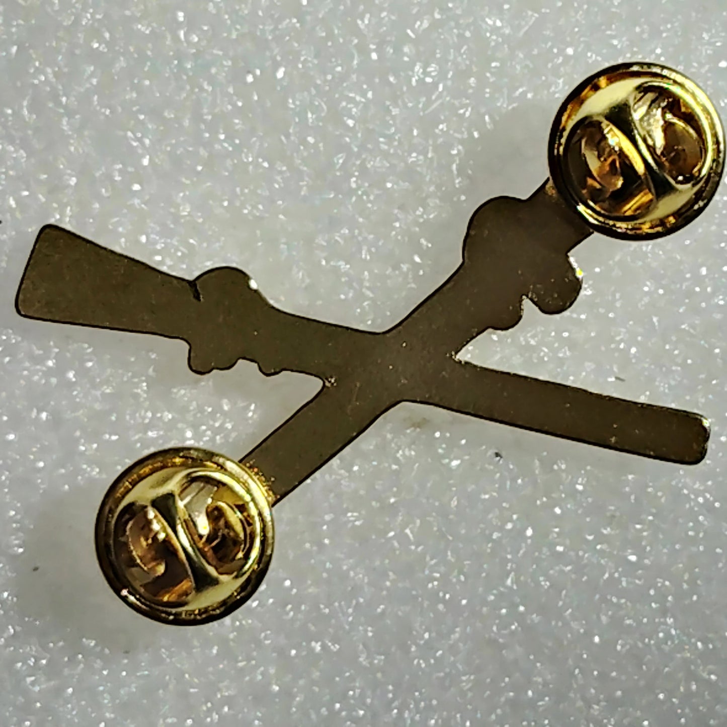 U.S. Army Infantry Crossed Rifles Hat Lapel Brooch Pin, Gold‑Tone, 1‑3/4"W × 1"H