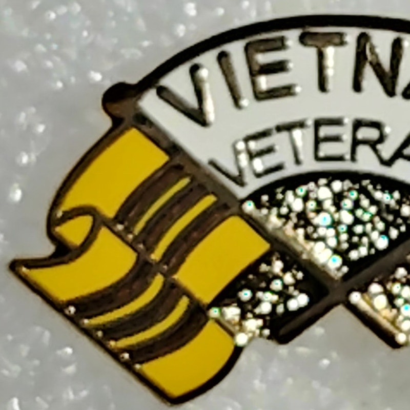 Vietnam Veteran U.S.–South Vietnam Crossed Flags Novelty Pin, Metal