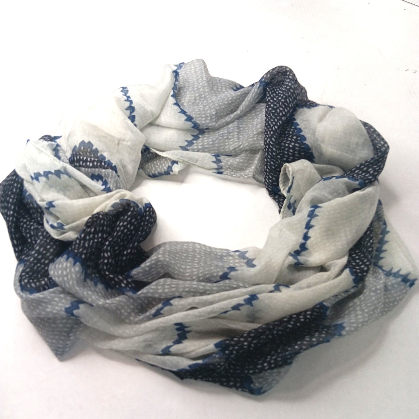Lucky Leaf Infinity Scarf Lightweight 100% Viscose Blue Black White Zig‑Zag