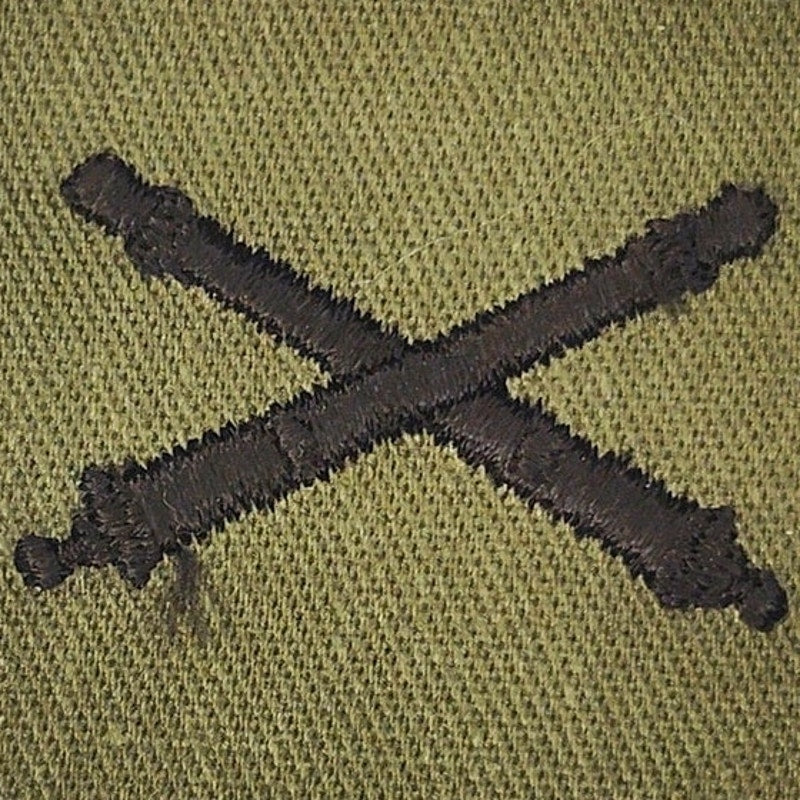 US Army Field Artillery Subdued OD Collar Device Patch ODG TE 2" × 2‑5/8"