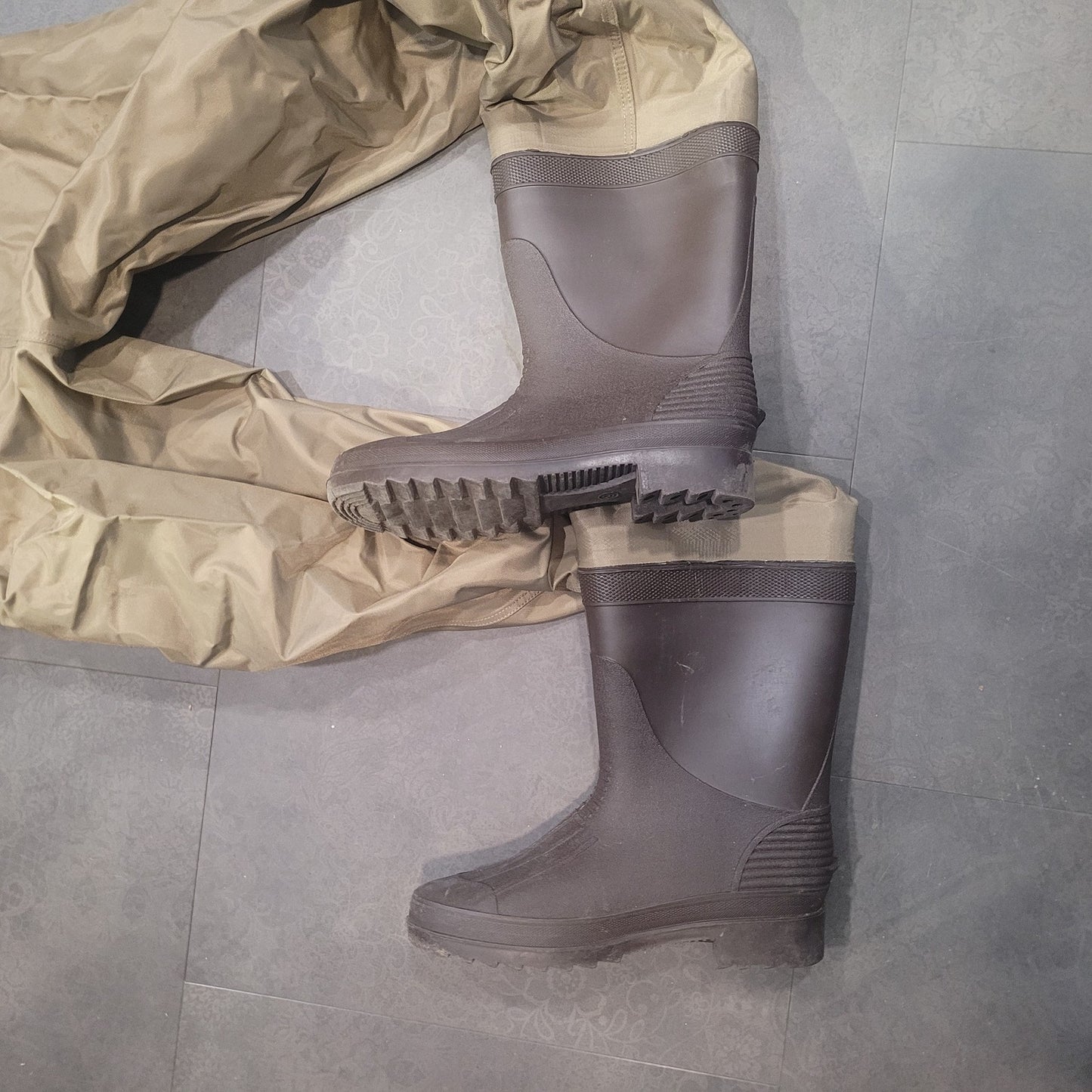 White River Three Forks Lug Sold Chest Waders – Size 9 – Fishing & Hunting Gear