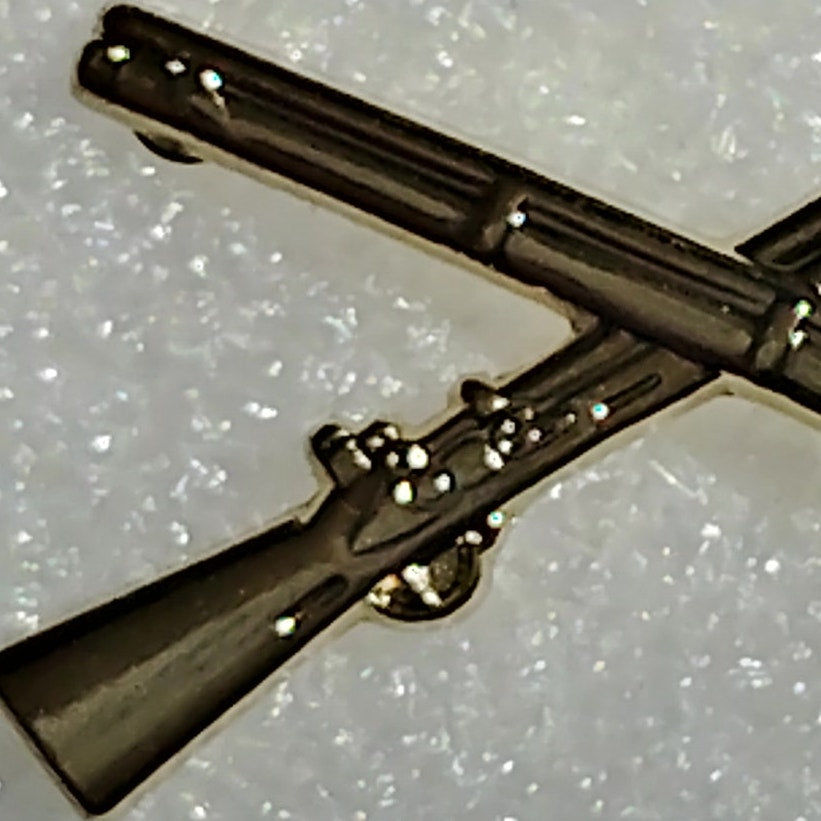 U.S. Army Infantry Crossed Rifles Hat Lapel Brooch Pin, Gold‑Tone, 1‑3/4"W × 1"H