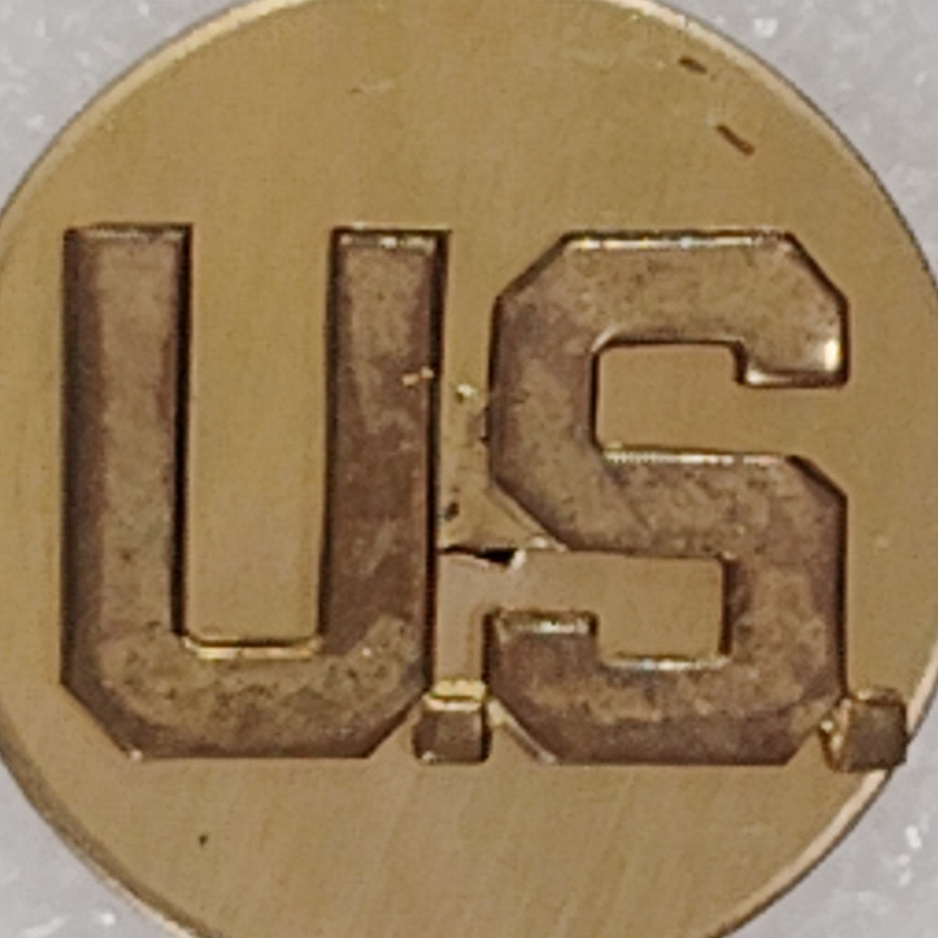 U.S. Army Enlisted Collar Disc "U.S." WWII‑Era Novelty Hat/Lapel/Brooch Pin