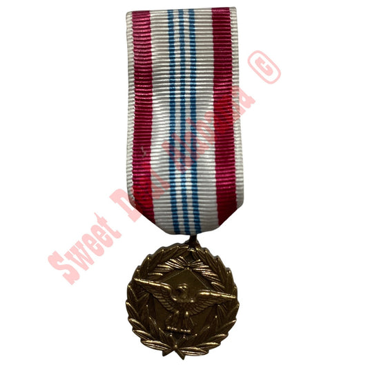Defense Meritorious Service Medal, Hat/Lapel Pin 2-7/8"H x 3/4"W
