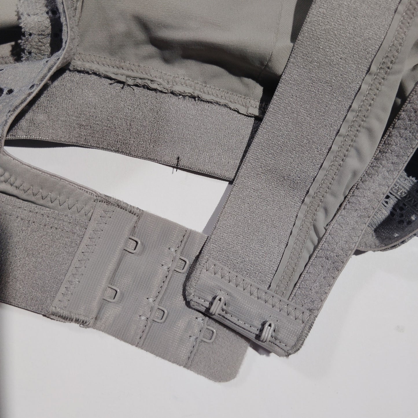 Bali Comfort Revolution Lace V-Neck Bralette – Morning Fog – Size M – Wireless